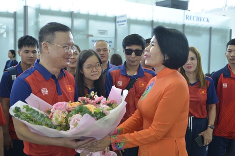 Đoàn thể thao NKT Việt Nam lên đường dự Asian Para Games 4 - Ảnh 1. Phó cục trưởng Cục Thể dục Thể thao Lê Thị Hoàng Yến (phải) tiễn đoàn tham dự Asian Para Games 4 - Ảnh: THÁI DƯƠNG