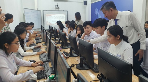 Học sinh TP.HCM thi Nét đẹp trường em phòng chống bạo lực học đường - Ảnh 1. Ông Dương Trí Dũng, phó giám đốc Sở Giáo dục và Đào tạo TP.HCM, hướng dẫn học sinh Trường THPT Marie Curie cách làm bài thi Nét đẹp trường em - Ảnh: H.HG.