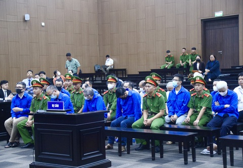 Cựu tổng giám đốc VEC lý giải nguyên nhân cao tốc Đà Nẵng - Quảng Ngãi hư hỏng - Ảnh 1. Các bị cáo tại tòa - Ảnh: DANH TRỌNG
