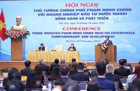 Ba cam kết của Thủ tướng với nhà đầu tư nước ngoài - Ảnh 1. Thủ tướng chia sẻ, trao đổi với các nhà đầu tư nước ngoài - Ảnh: VGP