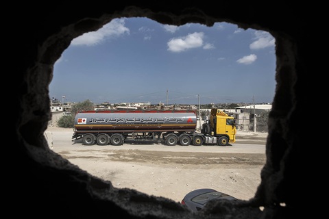Một xe tải chở nhiên liệu từ Israel đi vào dải Gaza hồi tháng 8-2022 - Ảnh: REUTERS Một xe tải chở nhiên liệu từ Israel đi vào Dải Gaza hồi tháng 8-2022 - Ảnh: REUTERS