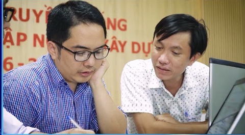 Chuyên gia thủy lợi hiến kế giải pháp chống ngập cho Đà Nẵng - Ảnh 1. TS Lê Hùng (bên phải) tại một chương trình bàn giải pháp chống ngập khu vực đô thị - Ảnh: NVCC