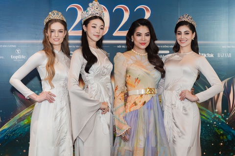 Chủ tịch Miss Earth Vietnam Trương Ngọc Ánh cùng top 3 Miss Earth 2022 - Ảnh: BTC Chủ tịch Miss Earth Vietnam Trương Ngọc Ánh cùng top 3 Miss Earth 2022 - Ảnh: BTC