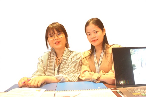 Giúp người Việt học tiếng Anh ở Philippines - Ảnh 1. Chị Minh Anh (trái) và Như Quỳnh - hai quản lý học viên người Việt tại Trung tâm tiếng Anh GLC - trong một sự kiện tiếp đối tác từ Việt Nam - Ảnh: HÀ BÌNH