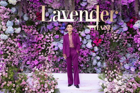 Dương Edward gây chú ý với loạt hit đang nổi đình đám gần đây như Rung động, Mộng uyên ương hồ điệp,...và đặc biệt là ca khúc mới nhất Thương em. Nam ca sĩ thể hiện khả năng hát live với chất giọng vô cùng ngọt ngào đốn tim loạt khách hàng nữ. Dương Edward gây chú ý với loạt hit đang nổi đình đám gần đây như: Rung động, Mộng uyên ương hồ điệp,...và đặc biệt là ca khúc mới nhất Thương em. Nam ca sĩ thể hiện khả năng hát live với chất giọng vô cùng ngọt ngào đốn tim loạt khán giả nữ