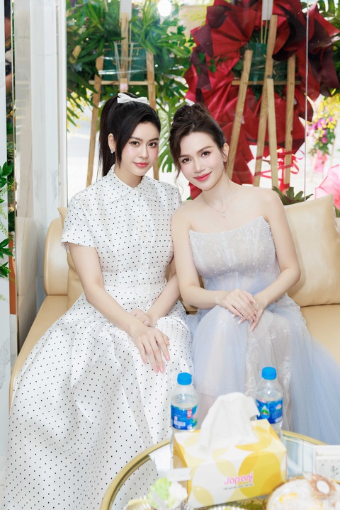 Song Luân, Midu... đến chúc mừng Sĩ Thanh trong vai trò mới - Ảnh 7. Trương Quỳnh Anh cũng dành thời gian đến chúc mừng Sĩ Thanh, nữ ca sĩ khiến mọi người xuýt xoa bởi nhan sắc tươi trẻ dù đã 34 tuổi