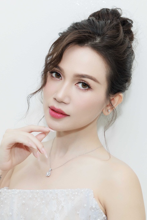 Được biết trong thời gian vừa qua, giọng ca Người ta chuyển hướng sang lĩnh vực kinh doanh vì cô muốn trở thành nhà đầu tư cho chính các sản phẩm nghệ thuật của mình Được biết trong thời gian vừa qua, giọng ca Người ta chuyển hướng sang lĩnh vực kinh doanh vì cô muốn trở thành nhà đầu tư cho chính các sản phẩm nghệ thuật của mình