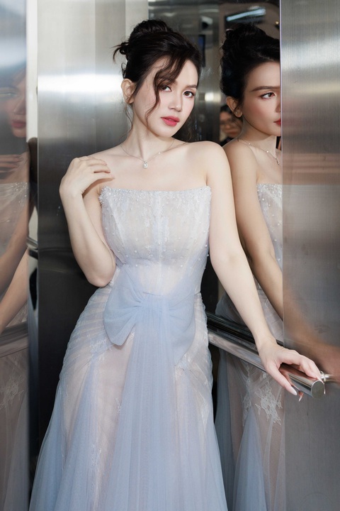 Trong ngày khai trương, Sĩ Thanh diện mẫu đầm cúp ngực màu xanh nhạt để đón tiếp khách mời Trong ngày khai trương, Sĩ Thanh diện mẫu đầm cúp ngực màu xanh nhạt để đón tiếp khách mời