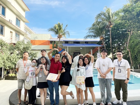 Giúp người Việt học tiếng Anh ở Philippines - Ảnh 2. Anh Nguyễn Thanh Tùng (bìa phải), quản lý người Việt tại Trung tâm tiếng Anh CPILS, cùng các học viên đang học tại trung tâm - Ảnh: NVCC