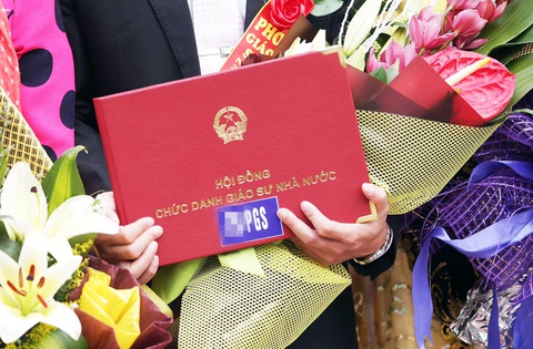 Số lượng công bố quốc tế tăng đột biến - Ảnh 1. Một ứng viên nhận giấy chứng nhận phó giáo sư - Ảnh: NGUYỄN KHÁNH