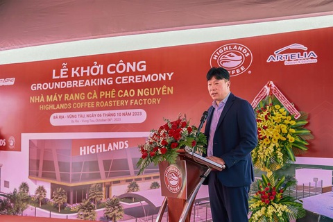 Highlands Coffee khởi công nhà máy góp phần nâng tầm ngành xuất khẩu cà phê đặc sản Việt Nam - Ảnh 3. Ông David Thai phát biểu tại lễ khởi công