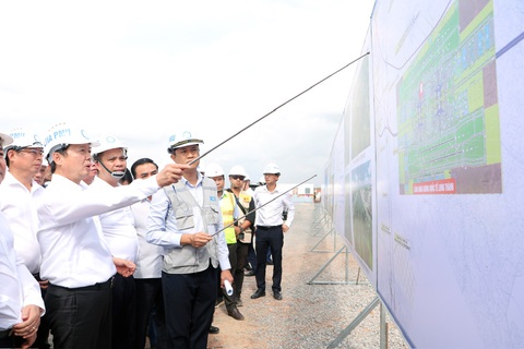 Phó thủ tướng: Bỏ nhà thầu yếu kém ở sân bay Long Thành - Ảnh 1. Phó thủ tướng Trần Hồng Hà kiểm tra thực địa dự án sân bay Long Thành - Ảnh: AN BÌNH