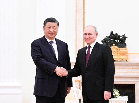 Tổng thống Nga: Kế hoạch hòa bình của Trung Quốc về Ukraine mang tính thực tế - Ảnh 1. Chủ tịch Trung Quốc Tập Cận Bình (trái) gặp Tổng thống Nga Vladimir Putin tại Điện Kremlin khi ông Tập đến Matxcơva ngày 20-3 năm nay - Ảnh: TÂN HOA XÃ