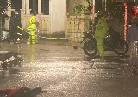 Đi xe máy giữa mưa gió miền Trung, một thanh niên Lý Sơn tông trụ điện chết - Ảnh 1. Công an huyện Lý Sơn đang điều tra nguyên nhân vụ tai nạn thương tâm - Ảnh: V.M.