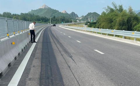 Đường cao tốc bảo hành 10 năm của Tập đoàn Sơn Hải bị đổ hóa chất? - Ảnh 2. Cũng trên đoạn cao tốc này, nhiều vị trí khác mặt đường bị hư hỏng cũng có dấu hiệu của hóa chất - Ảnh: N.V.H.