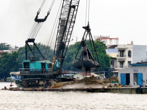 Cao tốc miền Tây chờ cát - Ảnh 6. Hiện nay An Giang có bốn khu mỏ cát đang hoạt động còn hiệu lực để cung ứng cho cao tốc. UBND tỉnh này đang khẩn trương hoàn thiện thủ tục để giao hai mỏ cát cho TP Cần Thơ và Hậu Giang thi công đường cao tốc - Ảnh: BỬU ĐẤU