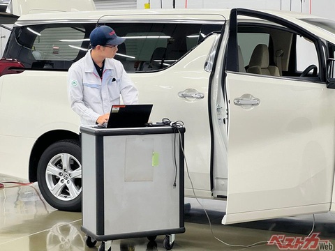 Chủ xe Toyota Alphard phàn nàn một bất tiện ít ai ngờ tới, và hãng sửa chỉ trong 15 phút - Ảnh 3. Tuy nhiên, sự đổi mới này không áp dụng cho tất cả các xe Toyota Alphard trên thị trường, mà chỉ những chủ xe sẵn sàng bỏ thêm tiền để nâng cấp - Ảnh: Best Car Web