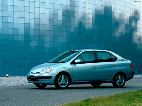 Toyota bị phàn nàn vì… xe bền quá - Ảnh 1. Chiếc Toyota Prius đầu tiên chính thức được trình làng và mở bán ở Nhật Bản vào năm 1997. Đến nay, sau 25 năm, nhiều chiếc vẫn đang chạy trên đường - Ảnh: Reddit