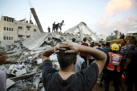 Công tác cứu hộ tại trung tâm dải Gaza sau khi Israel không kích, ngày 15-10-2023 - Ảnh: AFP Công tác cứu hộ tại trung tâm Dải Gaza vào ngày 15-10 sau khi Israel không kích - Ảnh: AFP