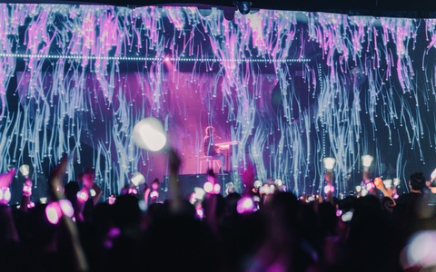 Sân khấu Người bình thường Concert được sắp đặt bố cục tinh tế để “miêu tả Sân khấu Người bình thường Concert được sắp đặt bố cục tinh tế để “miêu tả" về nhân vật chính Vũ Cát Tường: Giấy viết nhạc, cây bút, hộp nhạc và đàn piano, dàn nhạc công trong chương trình góp phần hoàn thiện tổng thể của sân khấu này