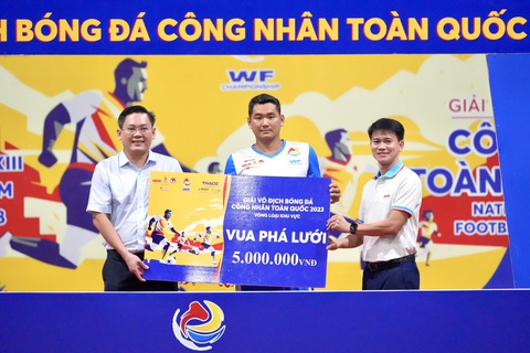 Công đoàn Bình Dương 2 vô địch Giải bóng đá công nhân toàn quốc khu vực Bình Dương - Ảnh 13. Ông Nguyễn Hoàng Ân - Phó Tổng Giám đốc Becamex Tokyu và nhà báo Võ Hùng Thuật - Giám đốc Trung tâm DV-TT Báo Tuổi Trẻ trao Giải giải Vua phá lưới cho cầu thủ Trương Hoàng Linh (đội bóng Công đoàn Bình Dương 1) với 10 bàn thắng - Ảnh: HỮU HẠNH