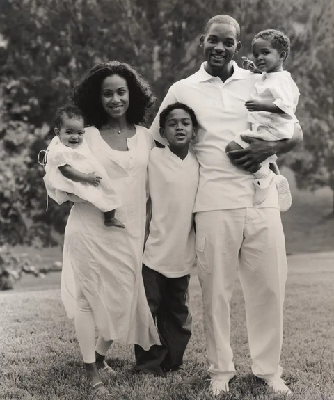 Gia đình 5 người nhà Will Smith từ trái qua phải Willow Smith, Jada Pinkett Smith, Trey Smith, Will Smith và Jaden Smith - Ảnh: The Jada Pinkett Smith Archive Gia đình 5 người nhà Will Smith từ trái qua phải: Willow Smith, Jada Pinkett Smith, Trey Smith, Will Smith và Jaden Smith - Ảnh: The Jada Pinkett Smith Archive