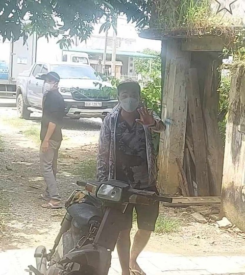 Bắt tạm giam bị can đánh thầy phó hiệu trưởng ở Bình Thuận - Ảnh 1. Bị can Lường Đình Luân cùng một phụ huynh tìm đến nhà đánh trọng thương thầy Nguyễn Đình Thiều - phó hiệu trưởng Trường THPT Hàm Tân, tỉnh Bình Thuận - Ảnh người dân cung cấp