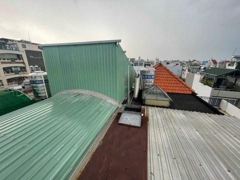 Trình báo hàng xóm xây “lụi” lên phường thì bị buộc tháo dỡ luôn nhà mình - Ảnh 2. Phần sân thượng nhà hàng xóm của bà Hồ Thị Sáu thời điểm mới xây 'lụi' là nhà tôn góc trái ảnh - Ảnh: N.V.