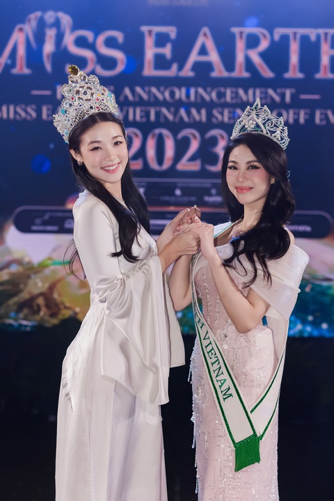 Miss Earth 2022 - Mina Sue Choi (Trái) cùng Miss Earth Viet Nam 2023 - Đỗ Thị Lan Anh Miss Earth 2022 - Mina Sue Choi (trái) cùng Miss Earth Vietnam 2023 - Đỗ Thị Lan Anh