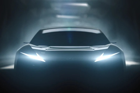Lexus nhá hàng xe mới ra mắt tại Japan Mobility Show 2023, có thể là bản nháp của IS đời mới - Ảnh 1. Mẫu xe Lexus sắp ra mắt tại JMS 2023 sở hữu thân rộng, nắp ca pô dài, trần cong và đèn định vị ban ngày hình mũi tên sắc lẹm - Ảnh: Lexus