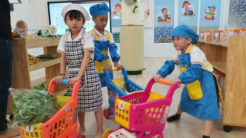 TP.HCM: Học sinh mầm non thích thú sắm vai nhân viên siêu thị - Ảnh 1. Học sinh mầm non quận 1, TP.HCM chọn hàng trong siêu thị