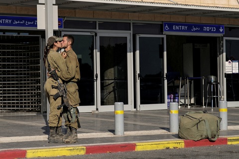 Hai người lính Israel hôn nhau bên một nhà ga xe lửa, trong bối cảnh xung đột đang diễn ra giữa Israel và Hamas ở Ashkelon, miền nam Israel, ngày 16-10 - Ảnh: REUTERS Hai người lính Israel hôn nhau bên một nhà ga xe lửa, trong bối cảnh xung đột đang diễn ra giữa Israel và Hamas ở Ashkelon, miền nam Israel, ngày 16-10 - Ảnh: REUTERS