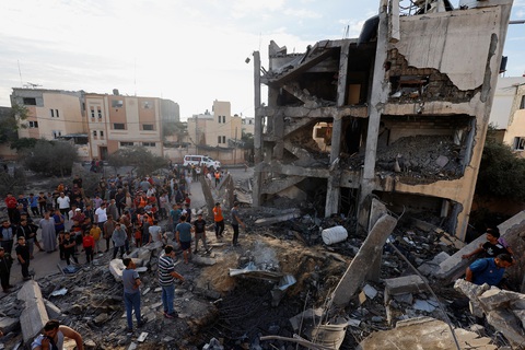 Hiện trường đổ nát của một tòa nhà tại thành phố Khan Younis, phía Nam Dải Gaza sau một cuộc không kích của Israel ngày 17-10 - Ảnh: REUTERS Hiện trường đổ nát của một tòa nhà tại thành phố Khan Younis, phía nam Dải Gaza sau một cuộc không kích của Israel ngày 17-10 - Ảnh: REUTERS