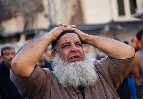 Cảm xúc của một người dân Palestine tại hiện trường vụ không kích của Israel ở thành phố Khan Younis, phía Nam Dải Gaza ngày 17-10 - Ảnh: REUTERS Một người dân Palestine tại hiện trường vụ không kích của Israel ở thành phố Khan Younis, phía nam Dải Gaza, ngày 17-10 - Ảnh: REUTERS
