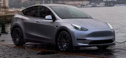 Chỉ vì lái xe dưới mưa, chủ Tesla nhận hóa đơn sửa chữa hơn 21.000 USD - Ảnh 1. Trong khi nhiều hãng xe điện khác cho xe lội nước để thể hiện độ an toàn, Tesla đang bị chỉ trích vì mưa to cũng làm hỏng pin - Ảnh: Carscoops
