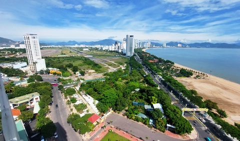 ‘Cắm’ khách sạn vào qui hoạch quảng trường tại khu sân bay Nha Trang - Ảnh 1. Khu vực sân bay Nha Trang cũ bên biển Nha Trang (khu vực quảng trường giáp đường Trần Phú là khu có nhiều cây xanh, gần giống hình tam giác) - Ảnh: PHAN SÔNG NGÂN
