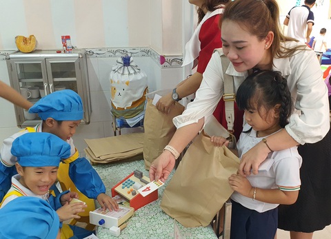 TP.HCM: Học sinh mầm non thích thú sắm vai nhân viên siêu thị - Ảnh 6. Bộ phận giao hàng của siêu thị đồng giá cực kỳ bận rộn. Phú Sĩ, học sinh lớp lá (bìa trái), cho biết: "Con làm ở bộ phận giao hàng, rất mệt nhưng cũng rất vui. Con thu được quá trời tiền, nhiều quá con phải chia bớt cho bạn ngồi kế bên nè".