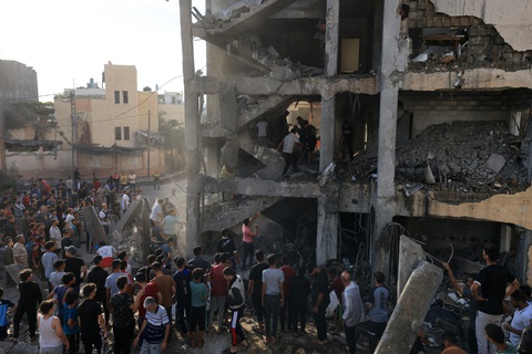 Một tòa nhà ở Khan Yunis, miền nam Gaza, bị tấn công ngày 16-10 - Ảnh: REUTERS Một tòa nhà ở Khan Yunis, miền nam Gaza, bị tấn công ngày 16-10 - Ảnh: REUTERS