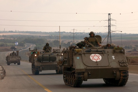 Xe quân sự Israel tiếp tục đổ về phía biên giới với Gaza ngày 17-10 - Ảnh: AFP Xe quân sự Israel tiếp tục đổ về phía biên giới với Gaza ngày 17-10 - Ảnh: AFP