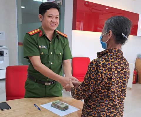 Liên tiếp ngăn chặn kẻ xấu lừa đảo tiền của người già ở Hà Tĩnh - Ảnh 1. Bà T. may mắn tránh được vụ lừa đảo chiếm đoạt tài sản - Ảnh: H.A.