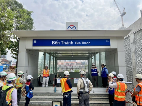 Metro số 1 lắp cửa chống ngập 3 ga ngầm - Ảnh 1. Nhà thầu thi công lắp đặt cửa chống ngập tại cửa vào ga Bến Thành (quận 1, TP.HCM) - Ảnh: MAUR