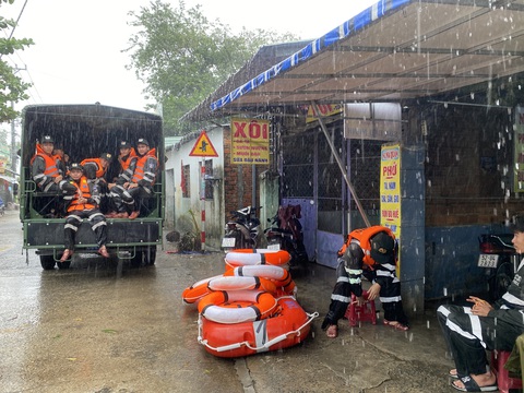 Thời tiết hôm nay 18-10: Áp thấp nhiệt đới đi dọc bờ, miền Trung tiếp tục mưa - Ảnh 1. Do ảnh hưởng của áp thấp nhiệt đới có thể mạnh lên thành bão nên thời tiết miền Trung tiếp tục mưa - Ảnh: THÁI BÁ DŨNG