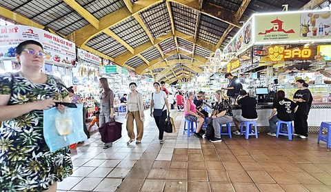 Sức hút mới cho chợ Bến Thành - Ảnh 1. Du khách tham quan, mua sắm tại chợ Bến Thành (TP.HCM) - Ảnh: NGUYỄN TRÍ