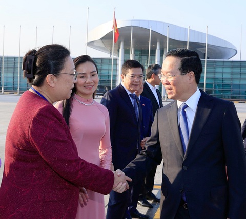 Đại biện lâm thời Đại sứ quán Trung Quốc tại Việt Nam Hy Tuệ tiễn Chủ tịch nước Võ Văn Thưởng tại Sân bay quốc tế Nội Bài - Ảnh: TTXVN Đại biện lâm thời Đại sứ quán Trung Quốc tại Việt Nam Hy Tuệ tiễn Chủ tịch nước Võ Văn Thưởng tại sân bay quốc tế Nội Bài - Ảnh: TTXVN