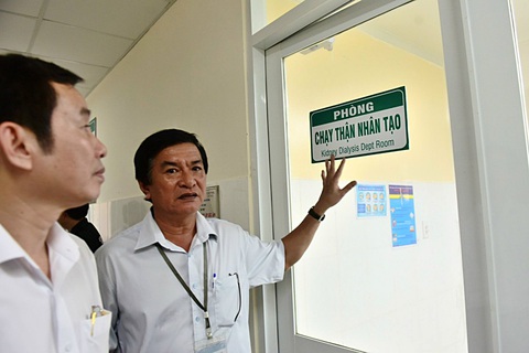 Chạy thận ở Cần Giờ không còn là giấc mơ - Ảnh 3. Bác sĩ Trần Văn Khanh (trái) và bác sĩ Đoàn Văn Huệ khảo sát thiết lập đơn vị chạy thận tại Bệnh viện huyện Cần Giờ vào cuối tháng 8-2023 - Ảnh: DUYÊN PHAN