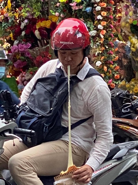 Ảnh vui 17-10: Sông có khúc, người có lúc nhé Nhi ơi! - Ảnh 4. Này thì... bánh đồng xu phô mai!
