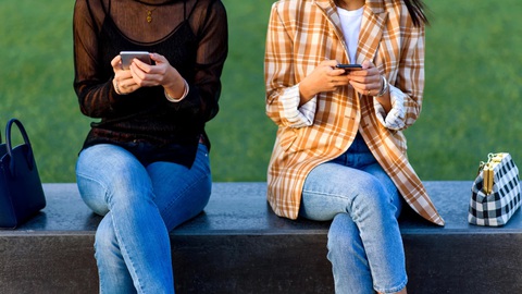 Stress vì 'ngợp' trong quá nhiều nhóm chat - Ảnh 3. Một số người có cảm giác bị "bỏ rơi" khỏi một số nhóm chat - Ảnh: GETTY IMAGES
