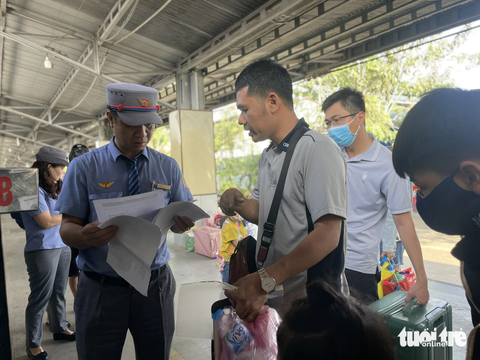 Đã bán 9.000 vé tàu tập thể Tết 2024 sau nửa tháng - Ảnh 1. Hành khách ở ga Sài Gòn - Ảnh: THU DUNG