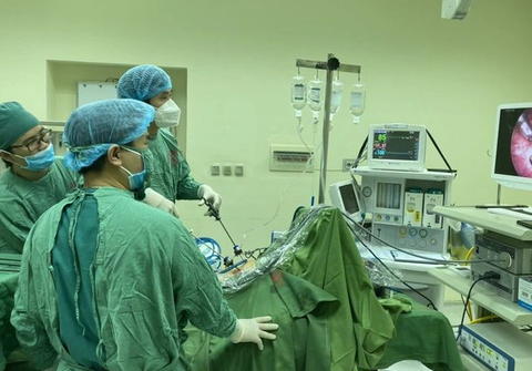 Nhiều người tắc ruột, mắc bệnh ... vì ăn quả hồng sai cách - Ảnh 1. Phẫu thuật lấy u bã thức ăn gây tắc ruột cho bệnh nhân tại Bệnh viện Việt Nam - Thụy Điển Uông Bí - Ảnh: BVCC