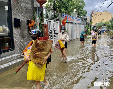 Quảng Nam - Đà Nẵng vừa dọn nhà vừa lo đón lũ - Ảnh 3. Nhiều nguyên nhân gây ra các điểm ngập ở Đà Nẵng hai năm qua - Ảnh: TRƯỜNG TRUNG